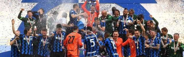 开云体育官网-【现场】加冕日球迷包围梅阿查 见证国米再迎大时代