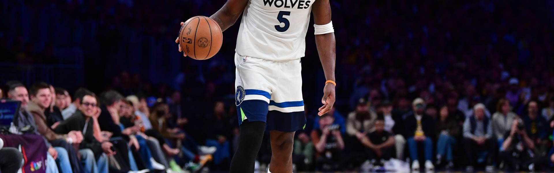 kaiyun-开始发力！爱德华兹上半场10中5&amp;罚球8中8 砍下20分6板3助